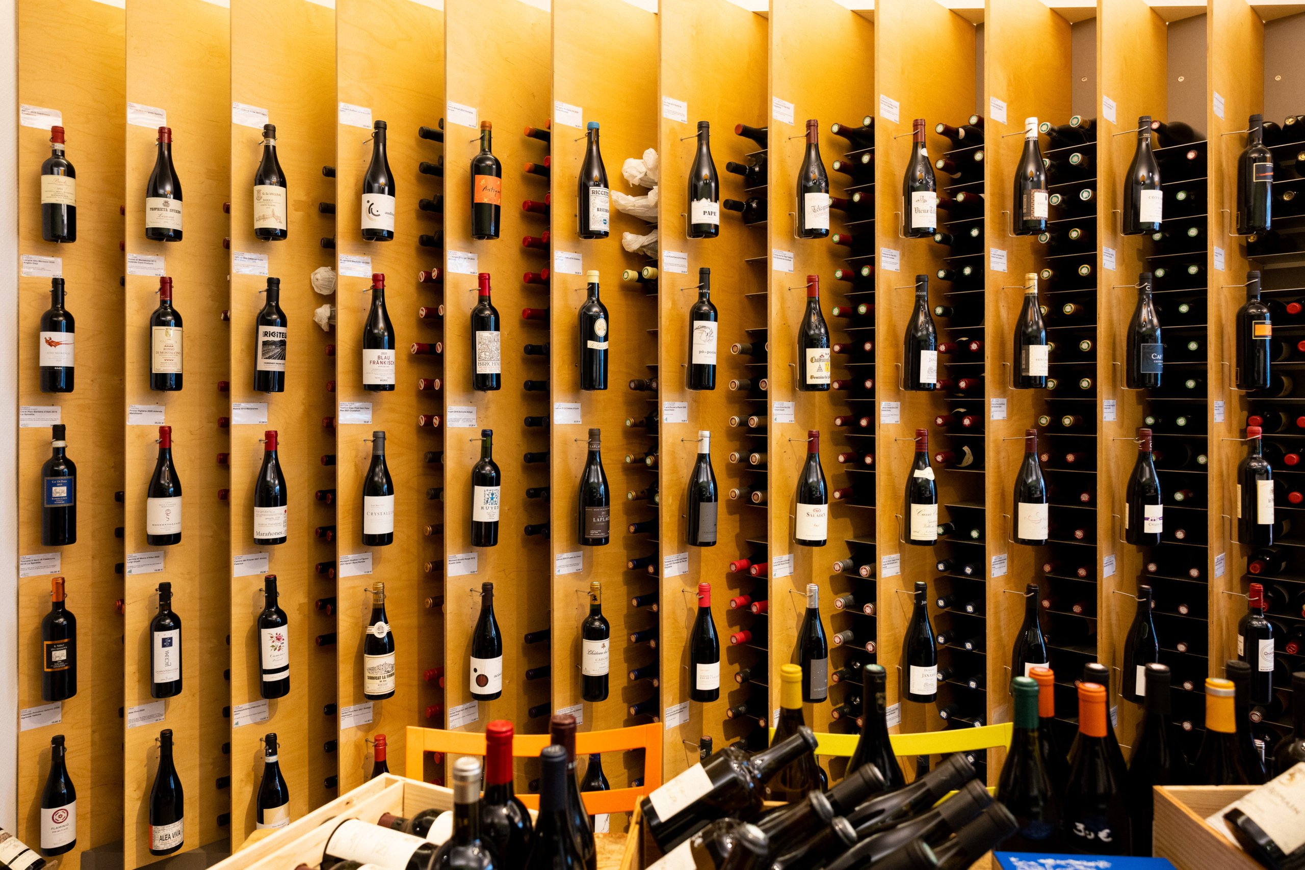 Rayonnage de bouteille de vin, à l'intérieur de la boutique des Clos Vivants à Dijon